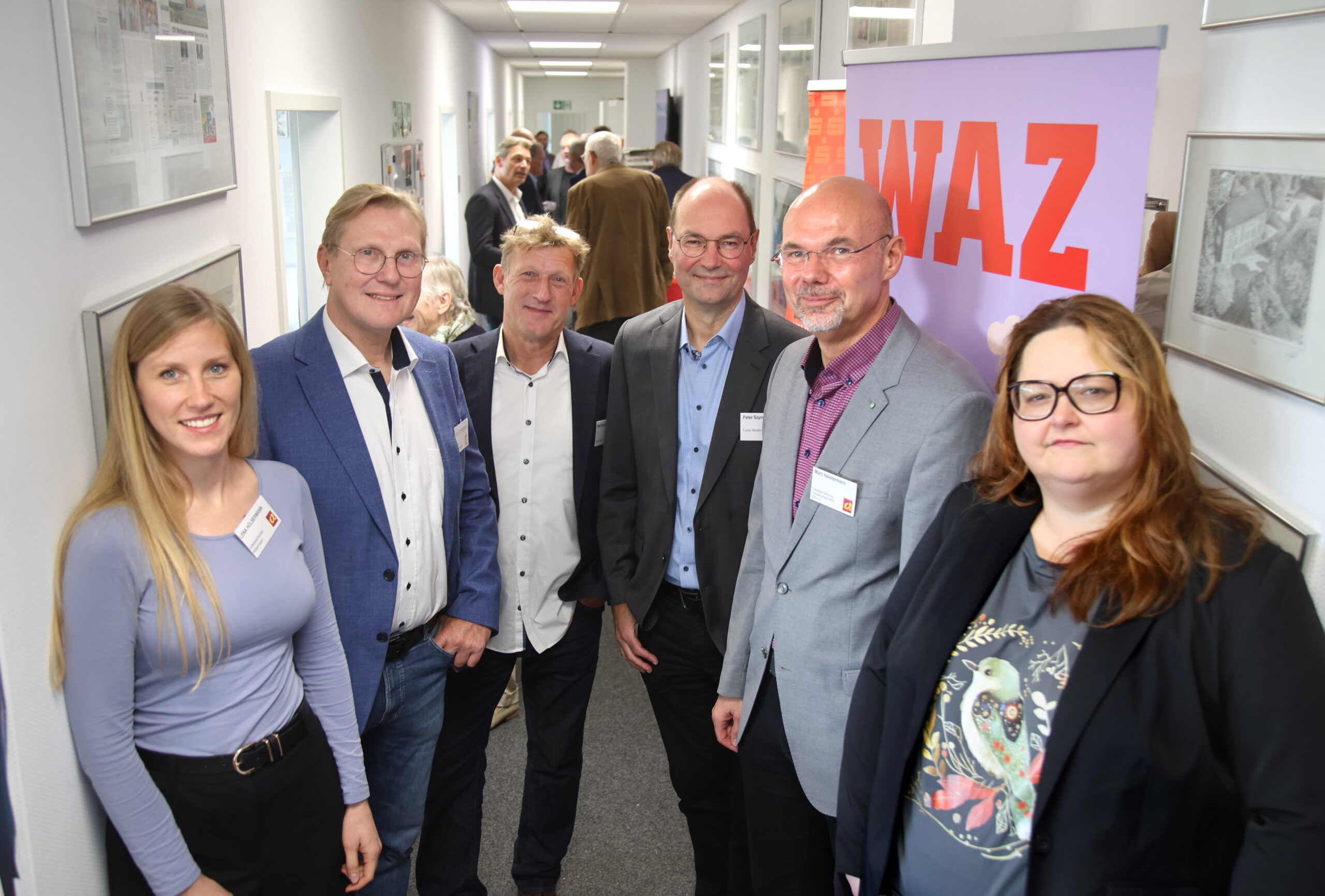 Auf dem Foto von links: Lena Hülsermann (Arbeitssicherheit Hülsermann), Axel Schmiemann (CityO.-Vorsitzender), Piet Emmel (stellvertretender CityO.-Vorsitzender), Peter Szymaniak (WAZ-Redaktionsleiter), Marc Heistermann (Handelsverband NRW Ruhr) und Nadine Gewehr (stellvertretende WAZ-Redaktionsleiterin).
